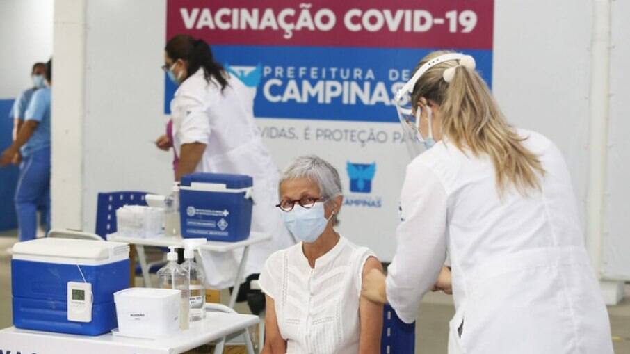 Campinas aguarda mais doses para continuar vacinação em grupos prioritários.