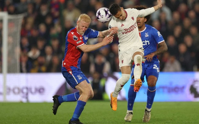 Jogadores de Crystal Palace e Manchester United em disputa de bola - Foto: Adrian Dennis/AFP via Getty Images