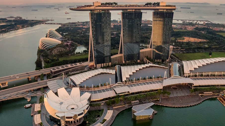Singapura é conhecida por sua economia próspera. Singapura é conhecida por sua economia próspera.