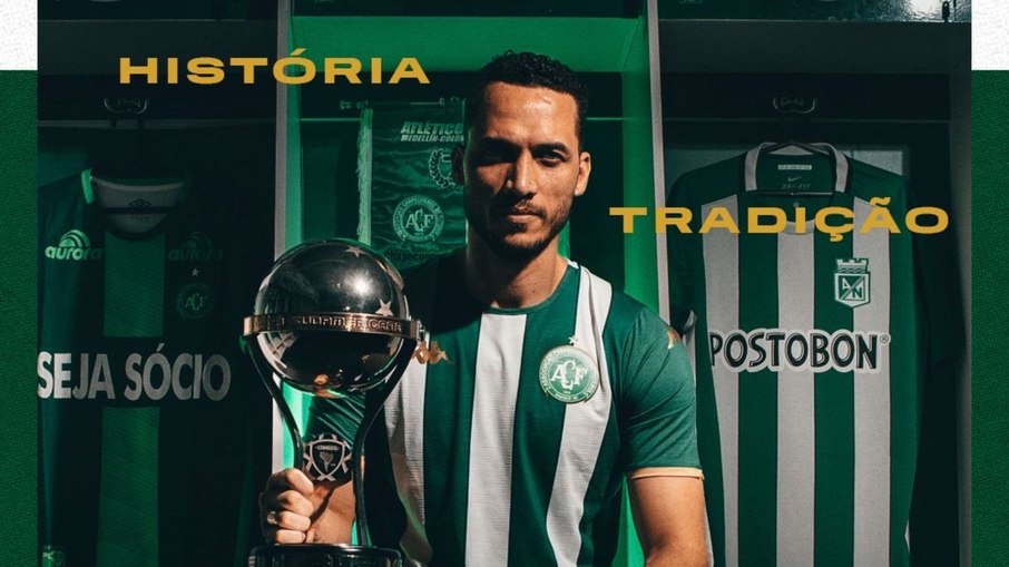 O ex-zagueiro Neto, um dos sobreviventes da tragédia, realizou o ensaio de lançamento do novo manto