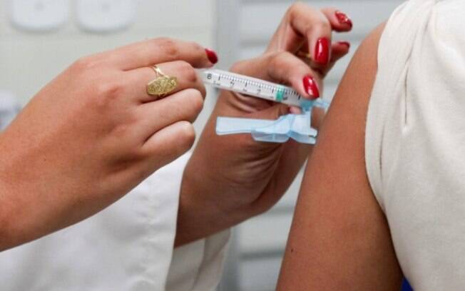 Vacinação fracionada contra febre amarela em São Paulo e Rio de Janeiro será antecipada em uma semana
