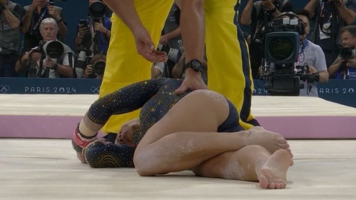 Flávia Saraiva sofre queda durante aquecimento da final por equipes dos Jogos Olímpicos de Paris 