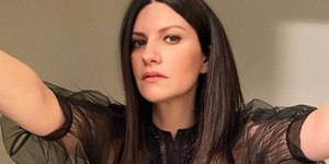 Laura Pausini brilha de maiô e revela versão masculina por IA