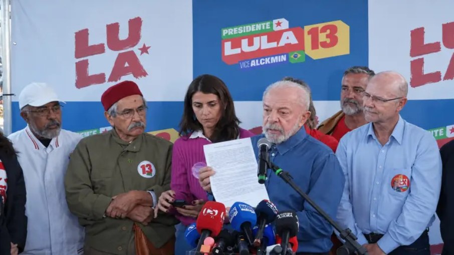 Presidente Lula, em coletiva, mostra documento que vai enviar ao TSE Presidente Lula, em coletiva, mostra documento que vai enviar ao TSE