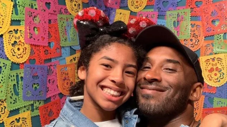 Koby e Gigi Bryant  morreram em 2020, após queda de helicóptero.