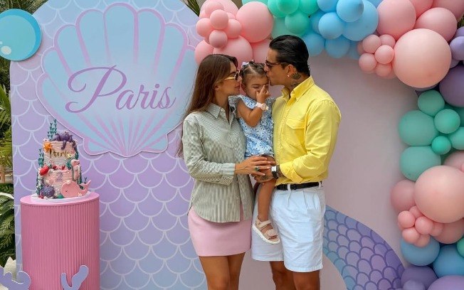 Maluma a esposa Susana e a filha Paris