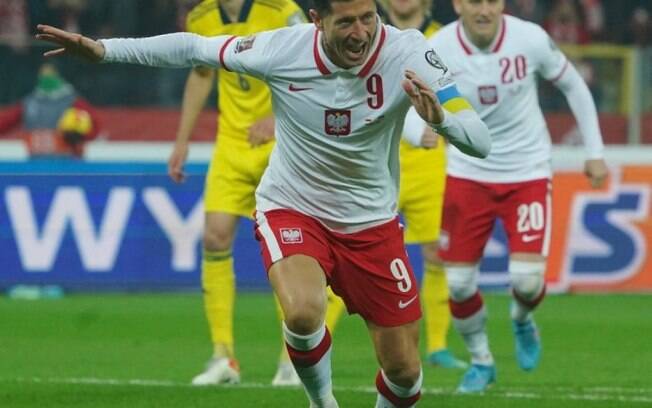 Lewandowski marca, Polônia vence a Suécia em casa e está classificada para a Copa do Mundo
