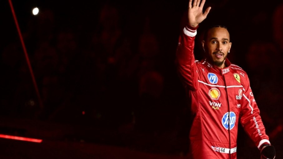 O piloto britânico Lewis Hamilton, da Ferrari, durante a cerimônia de apresentação da temporada 2025 da Fórmula 1, no dia 18 de fevereiro, em Londres O piloto britânico Lewis Hamilton, da Ferrari, durante a cerimônia de apresentação da temporada 2025 da Fórmula 1, no dia 18 de fevereiro, em Londres