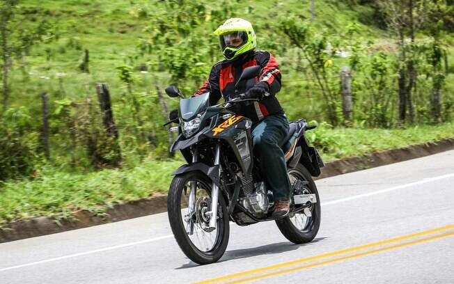 A Honda XRE 300 Adventure agora tem a cor verde fosco entre as opções de cores.  Está entre as motos com ABS