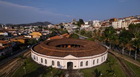 Turista quebra cadeira de cristal em museu