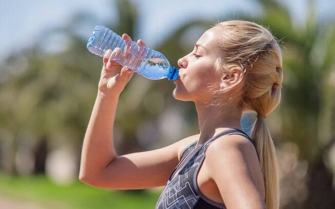 Estar bem hidratado é fundamental para manter a saúde em dia e também ter o abdômen definido