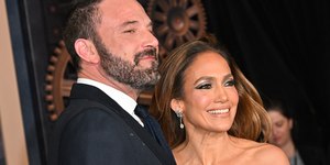 Ben Affleck 'não conseguia tirar as mãos' de Jennifer Lopez em café, segundo fontes