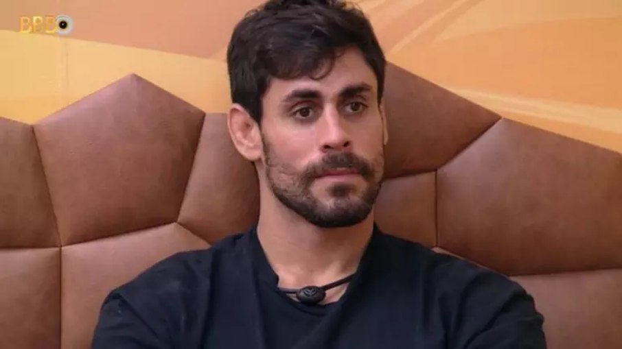 Participante eliminado por conduta imprópria no reality retorna ao Brasil para se encontrar com Amanda após BBB23