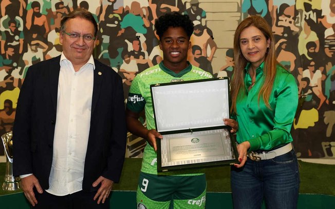 Endrick foi homenageado pela diretoria do Palmeiras na Academia de Futebol