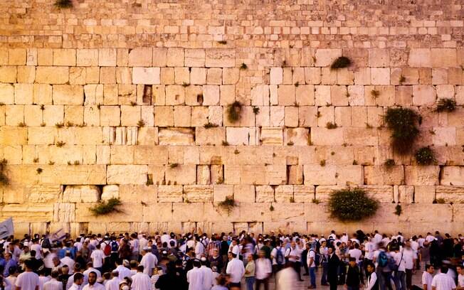 Vestígio de templo antigo, o Muro das Lamentações é uma parada obrigatória para quem visita Jerusalém