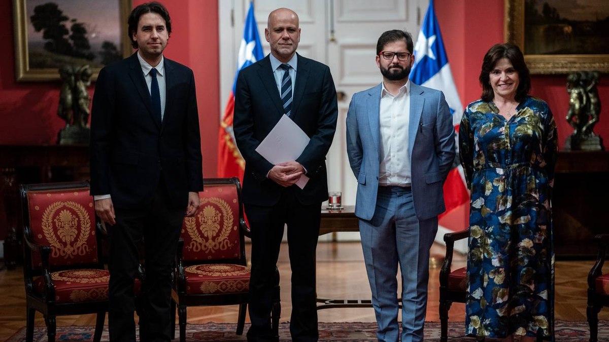 Boric, ministra da Secretaria Geral da Presidência e os presidentes do Senado e da Câmara dos Deputados do Chile