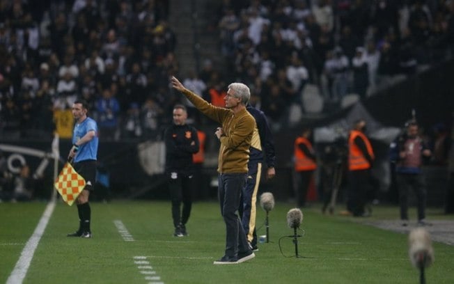 Luís Castro lamenta saída de Marçal e explica instabilidade defensiva do Botafogo: 'O lado ficou fragilizado'