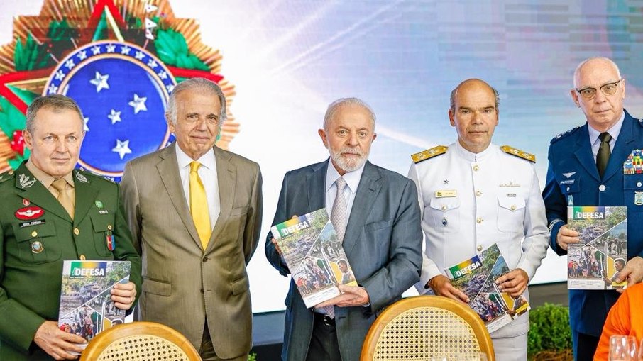 Lula ao lado de oficiais-generais e o ministro Múcio