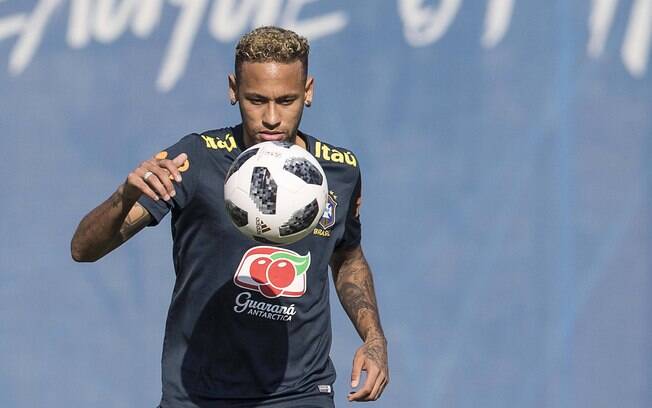 Neymar durante treino da seleção brasileira