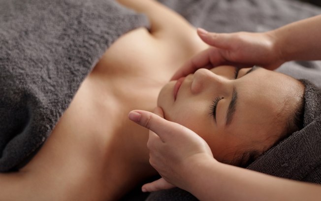 Conheça benefícios surpreendentes da massagem facial para a pele