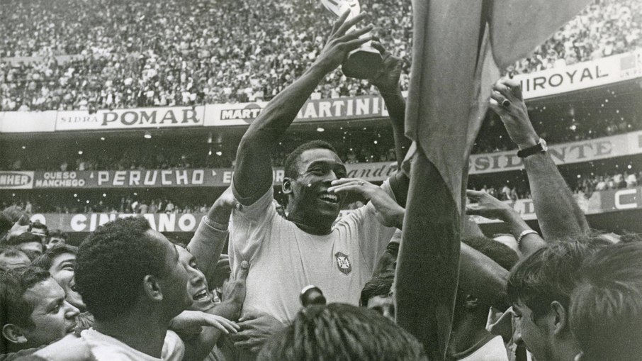 Em sua despedida das Copas, Pelé ergue a Jules Rimet pela terceira vez com o Brasil tricampeão no Mundial de 1970