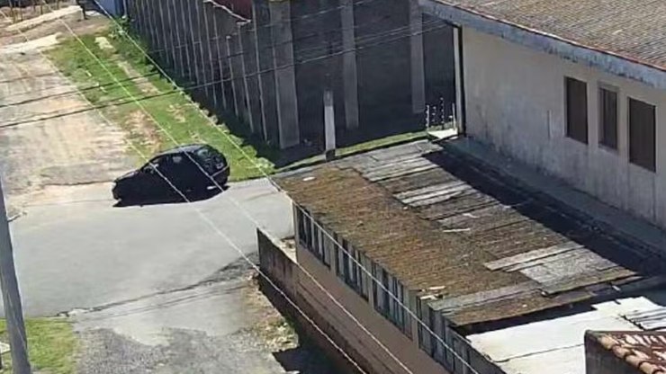 Jovem é presa e indiciada pelo assassinato do pai a tiros
