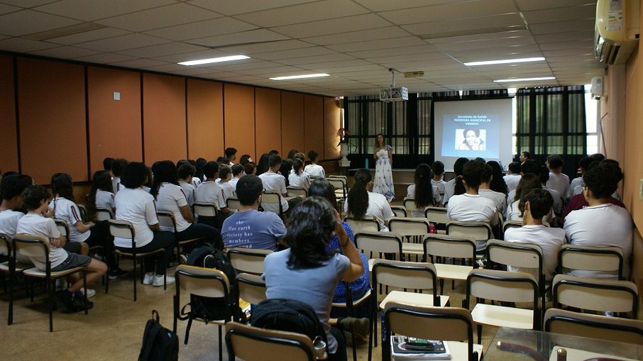 Alunos do ensino fundamental participam de palestra sobre higiene bucal Alunos do ensino fundamental participam de palestra sobre higiene bucal