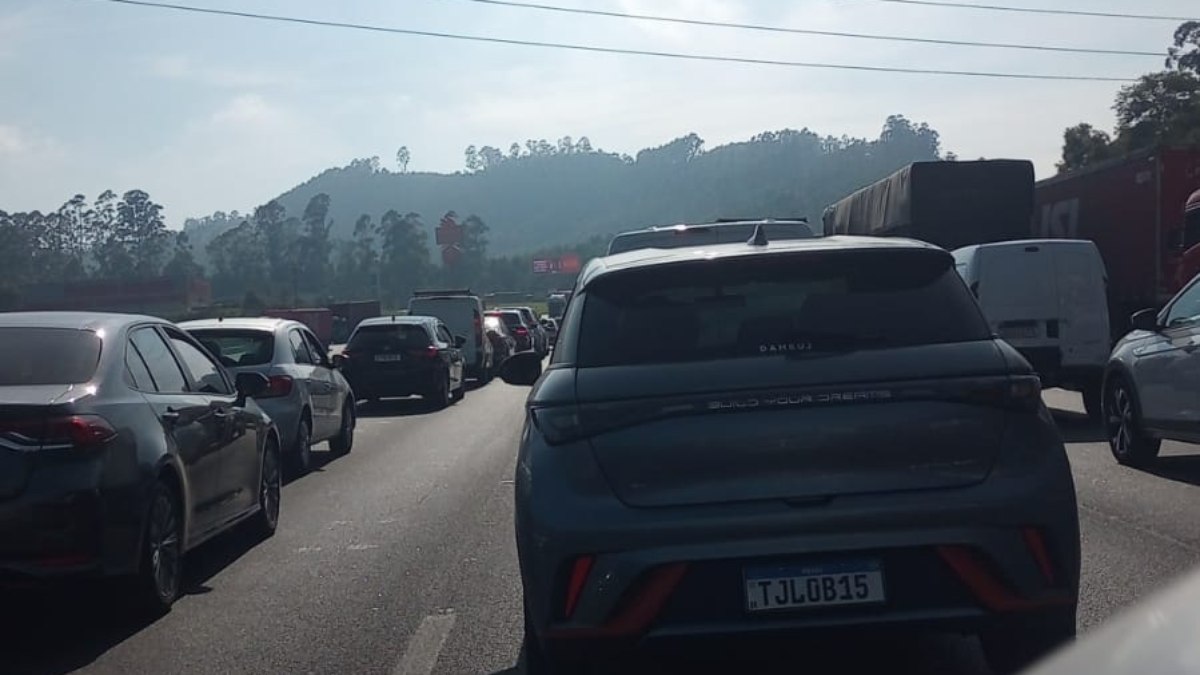 Carros parados devido à interdição da via Carros parados devido à interdição da via