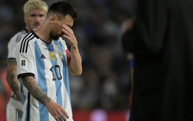 Bem marcado, Messi parou na trave contra o Uruguai