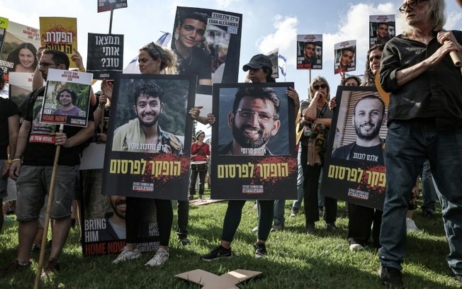 Parentes dos reféns mantidos na Faixa de Gaza protestam diante do gabinete do primeiro-ministro israelense em Jerusalém, em 1º de setembro de 2024