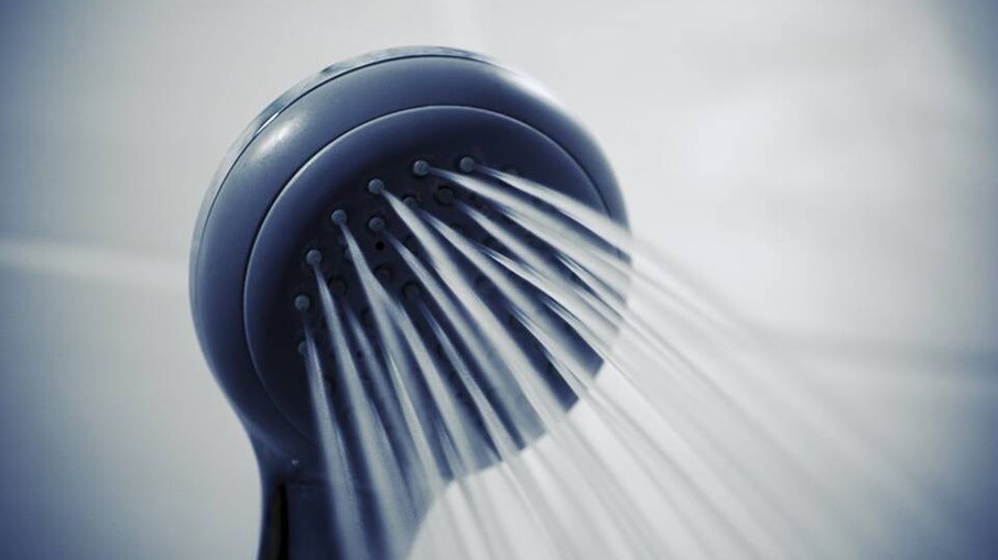 A redução das temperaturas leva ao aumento do uso do chuveiro elétrico em potência máxima e por períodos mais longos A redução das temperaturas leva ao aumento do uso do chuveiro elétrico em potência máxima e por períodos mais longos