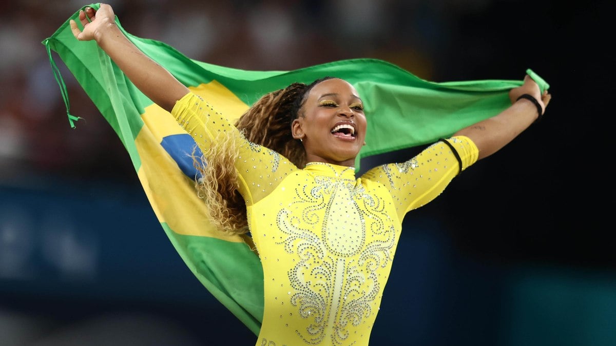 Rebeca Andrade recebe prêmio astronômico com medalha de prata