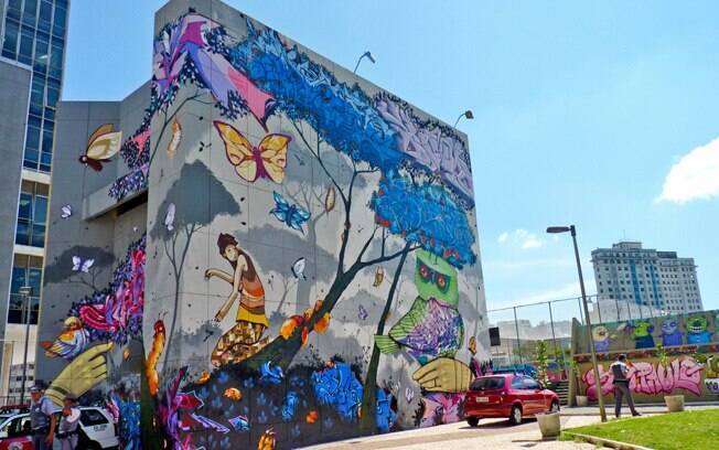 Praça Paulo Kobayashi, no centro, abriga o projeto Floresta Urbana, com obras de diversos artistas. Como esta, de Binho Ribeiro. Foto: Flickr/Wallyg