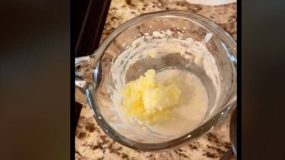 Mulher faz manteiga de leite materno