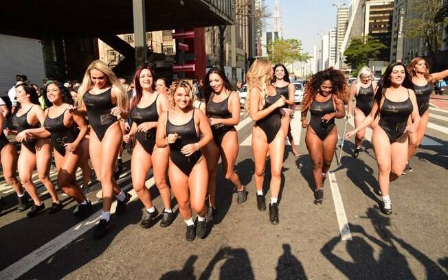 Candidatas ao Miss Bumbum participam de tradicional desfile na Avenida Paulista 