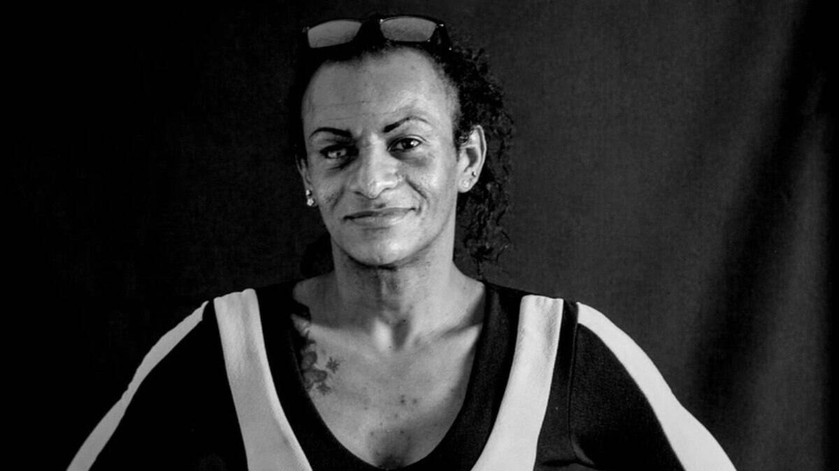 Casarão Brasil e Shopping Light promovem campanha do agasalho em meio à exposição de fotografias de pessoas trans