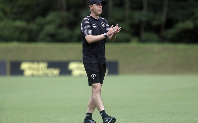 Tiago Nunes comanda treino do Botafogo no Espaco Lonier