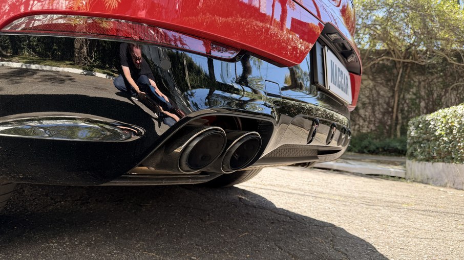 Sistema de escape esportivo do Cayenne GTS traz quatro ponteiras e reforça o ronco do motor V8 4.0 biturbo.