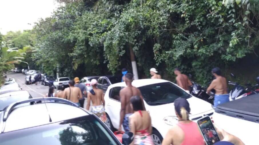 Guardas municipais encerraram uma aglomeração com mais de 60 pessoas na Praia do Éden, em Guarujá, no litoral de São Paulo