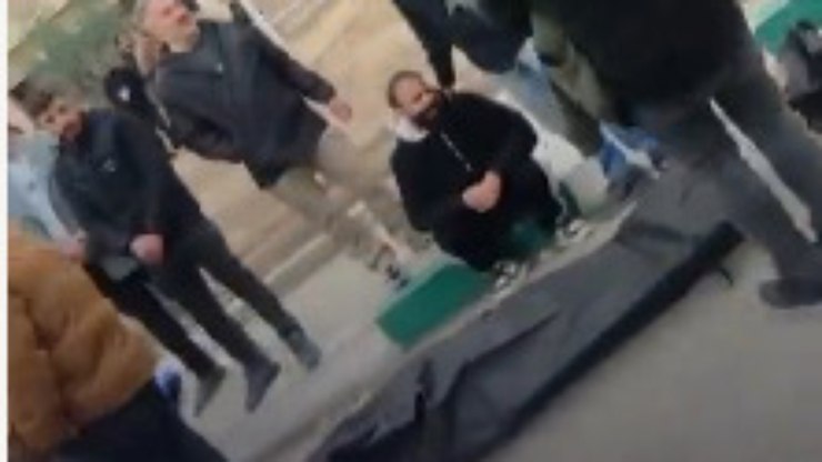 Corpos são enfileirados em frente a necrotério no Irã; veja vídeo