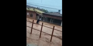 Vídeo: prefeito usa corda para salvar moradores durante enchente em cidade de MG