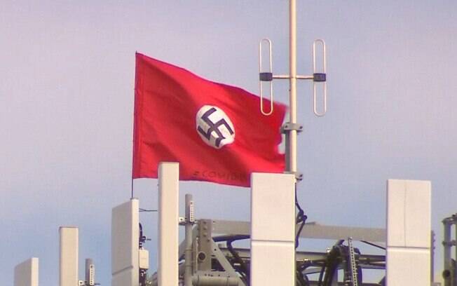 Bandeira nazista acompanhada da palavra 