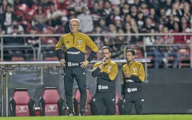 Dorival durante o empate do São Paulo dentro de casa Dorival durante o empate do São Paulo dentro de casa