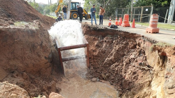 Obra reativa adutora e dobra abastecimento de água em Louveira