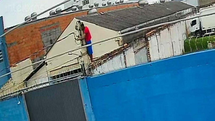 O acusado foi flagrado por moradores na prática criminosa em cima do muro do estabelecimento.