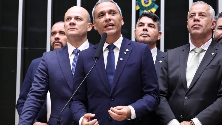 TSE manda retirar áudio falso sobre mesários de canal de Flávio