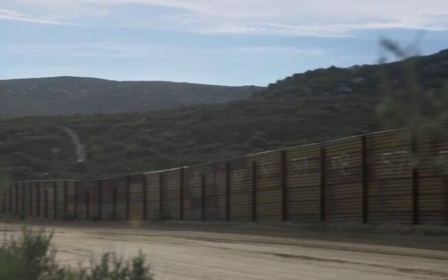 Os EUA já construíram ou substituíram cerca de 135 milhas de muros na fronteira com o México