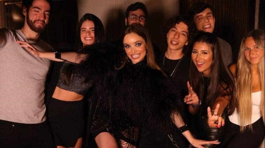 Giovanna Chaves comemora nova idade com jantar em clima intimista