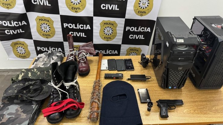 Jovens são suspeitos por colar cartazes
nazistas em Porto Alegre