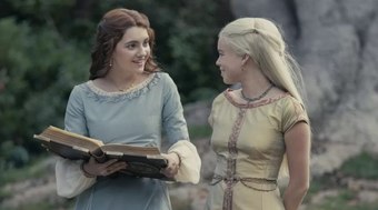 Emily Carey aponta possível romance LGBTQ+ entre Alicent e Rhaenyra
